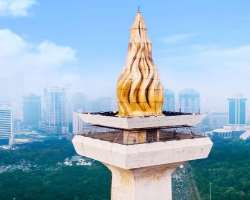 Do you know that the flame on the top of the monument is covered with real gold? About 28 kilograms of gold was used to make the gold flame which was 